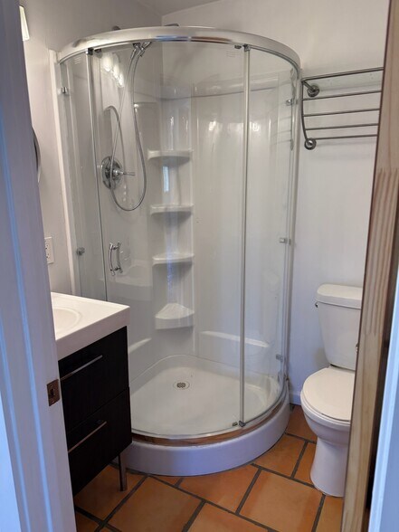 Guest bath - 2271 Edinburg Ave