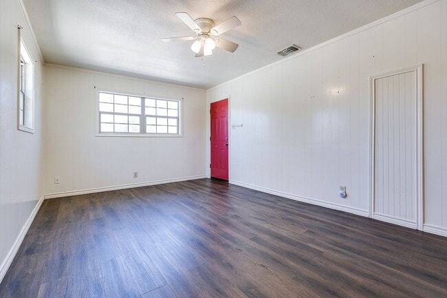 Building Photo - NOW AVAILABLE!!! Updated 2 bedroom 1 bath ...
