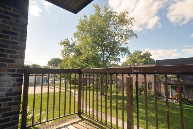 Building Photo - 1205 Pleasant Run Dr