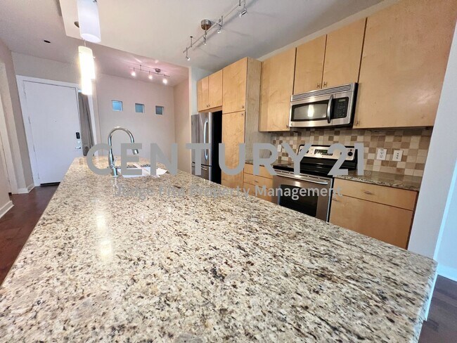 Building Photo - Fantastic Second Floor 1/1.5 Bedroom Condo...