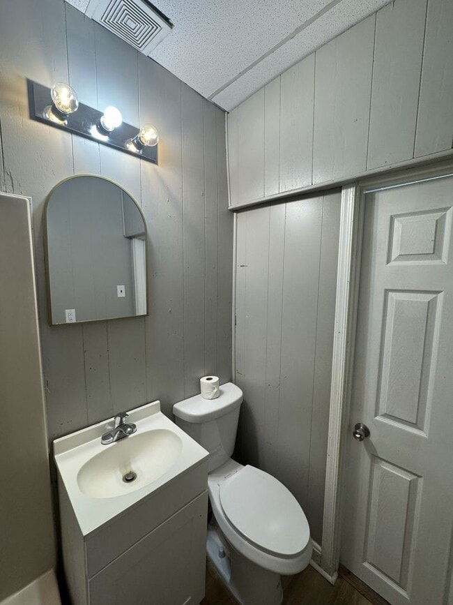 Building Photo - 6 Laurel Hill Ln