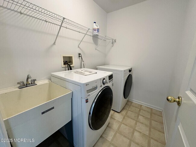 Building Photo - 219 Satinwood Dr