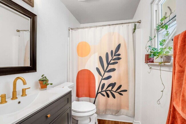 Building Photo - "Charming 3-Bed, 2-Bath Oasis on West Mistletoe Avenue – Spacious 1140 Sq Ft in San Antonio!"
