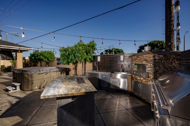 Building Photo - 8562 Sandy Hook Dr