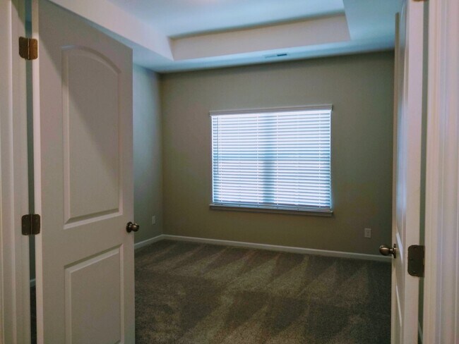 Building Photo - 2 bedroom town home next to Light Rail off...