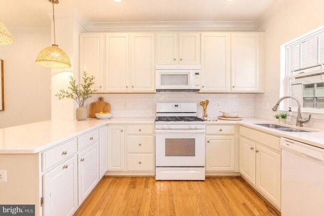Building Photo - 4548 Longfellow St