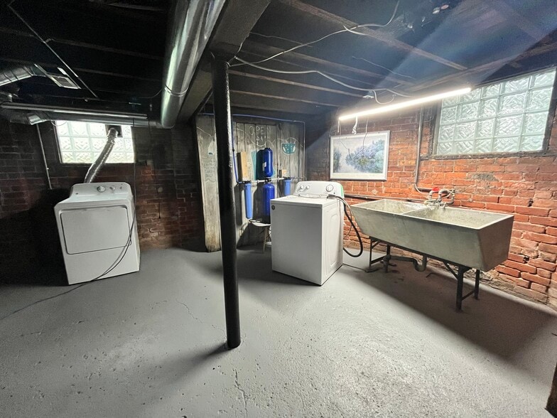 Washer and Dryer - 2016 Wabash St