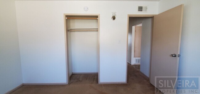 Building Photo - A Comfortable Home awaits the right Tenant!