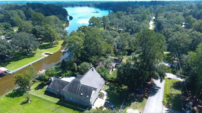 Building Photo - 13392 Southshore Dr