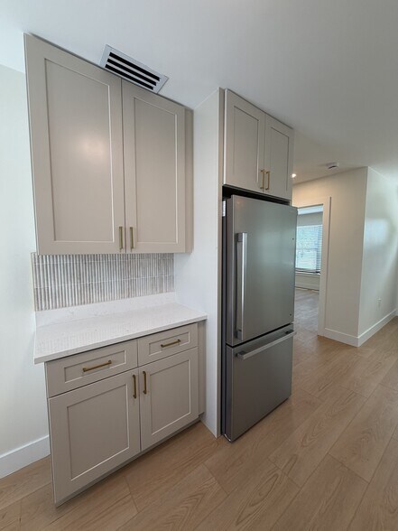 Building Photo - 2 Bed/1 Bath - Unit 2