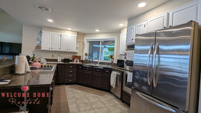 Building Photo - Huge waterfront home, fully furnished, boa...