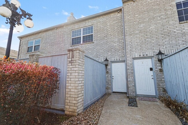 Building Photo - 600 Wilcrest Dr