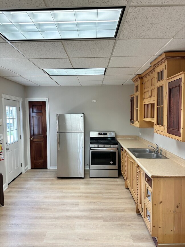 Building Photo - 40 Crystal St