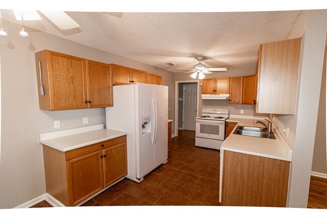 Building Photo - 104 Green Tree Ct