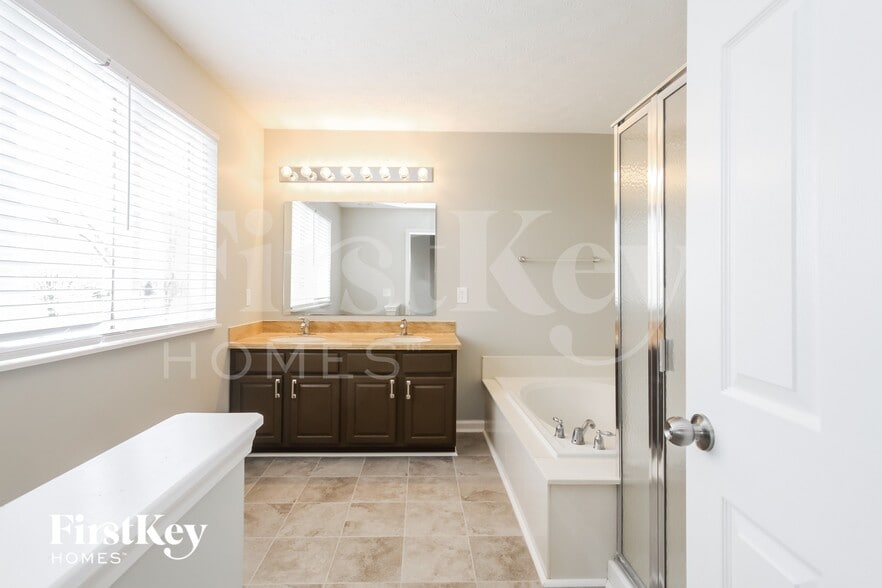 Building Photo - 3674 Pickwick Cir