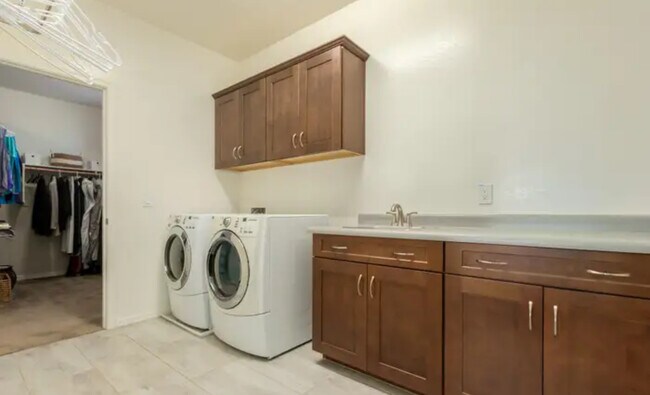 Building Photo - 10112 Cintron Ln
