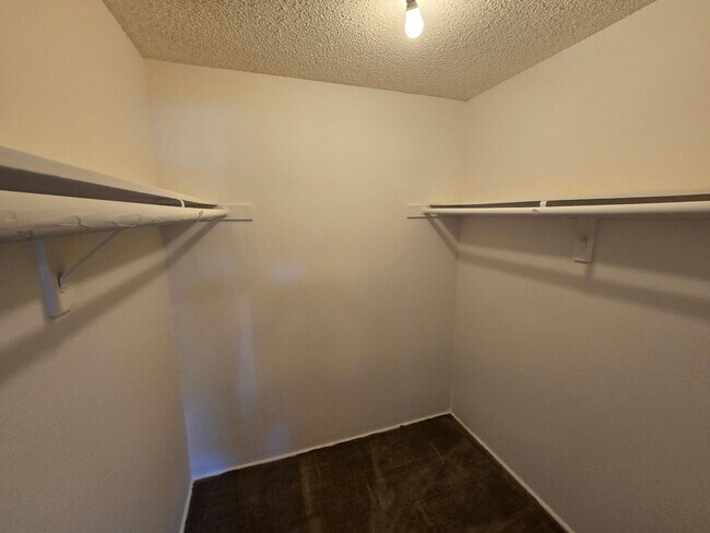 Building Photo - Freshly Painted 1-Bedroom Condo with Covered Parking