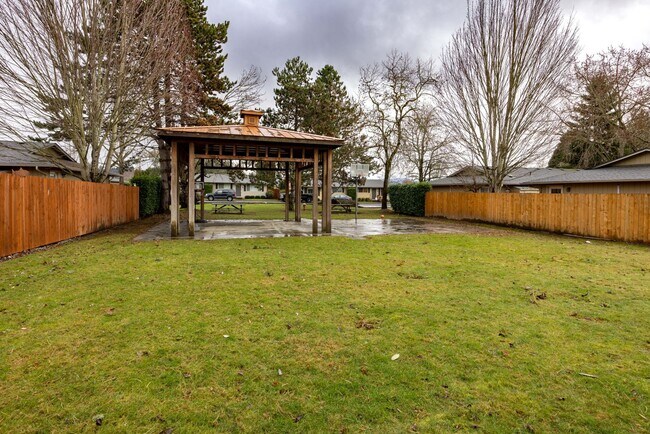 Building Photo - Just updated! - 2 Bedroom Condo in Washougal
