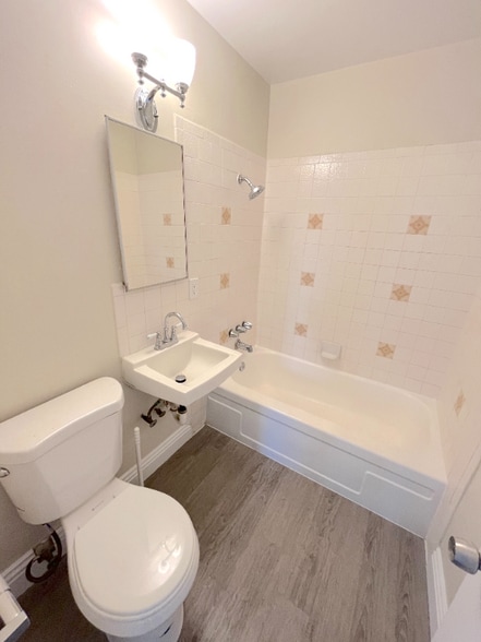 Building Photo - 831 S Oaks Ave