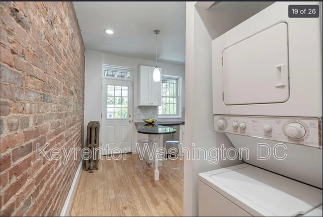 Building Photo - 611 4th St NE