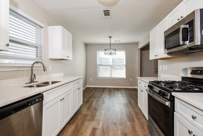 Building Photo - 3004 Summer Breeze Dr