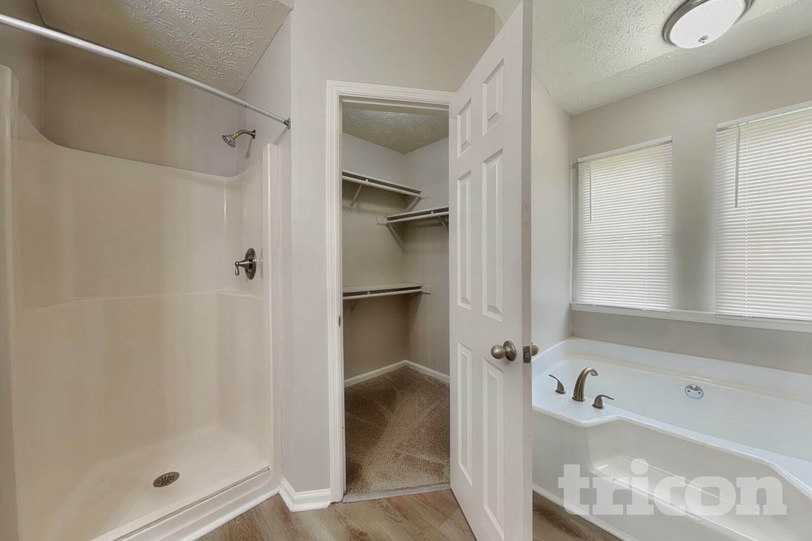 Building Photo - 270 Rosewood Dr