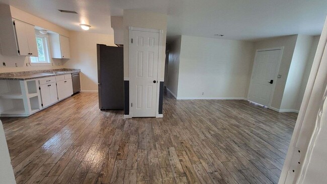 Building Photo - *AVAILABLE NOW*  Beautiful 3 bedroom 2 bat...