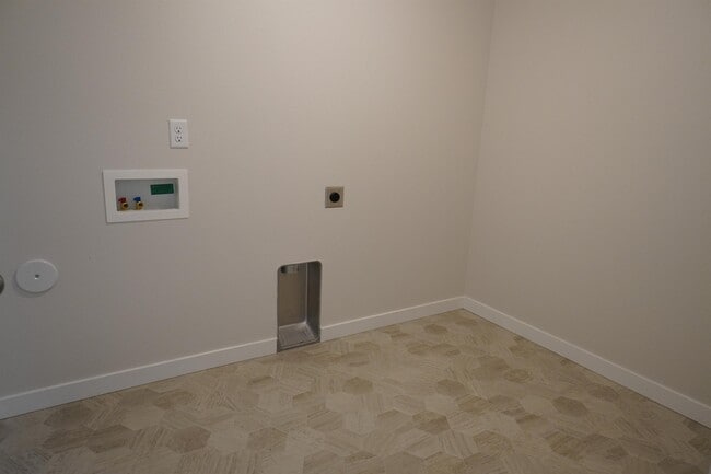 Building Photo - 1701 W Crystal Falls Ave