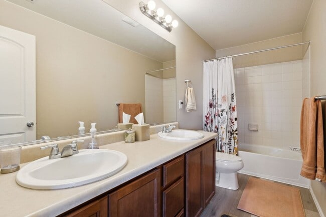 Building Photo - Modern and Updated 3-Bedroom, 2.5 Bathroom Home with Solar in Windshire Park