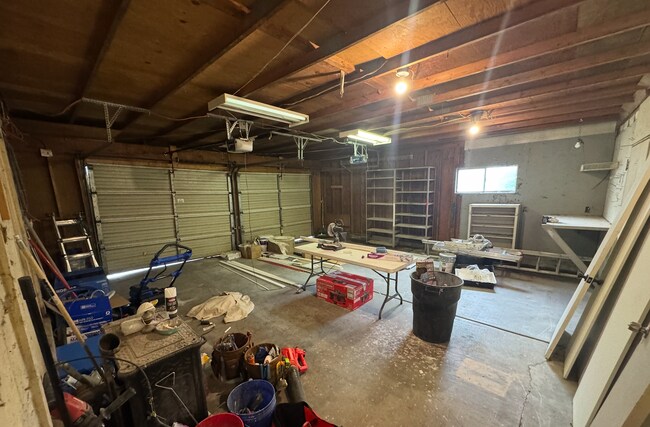 Building Photo - Cute Lehi rambler with tons of yard space and trees!