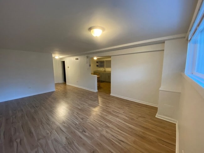 Building Photo - 6231 W Montrose Ave