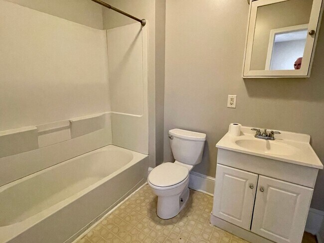 Building Photo - 4 Bedroom Home with Large Yard