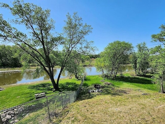 Building Photo - 4717 Willow Dr