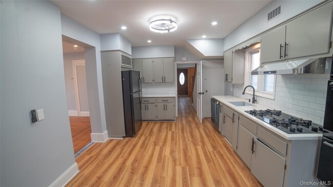 Building Photo - 305 N Terrace Ave