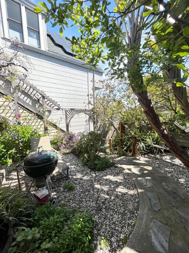 Building Photo - Bernal Heights Garden Cottage - Pet Friendly!