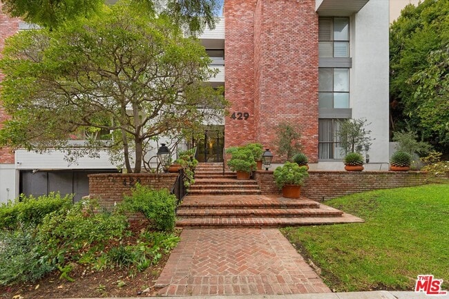 Building Photo - 429 N Oakhurst Dr