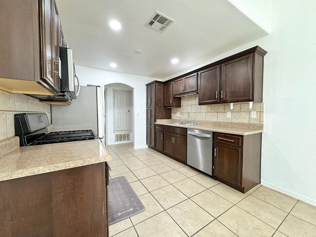Building Photo - Sandstone Ranch Estates 4Bed Refrig A/C by...