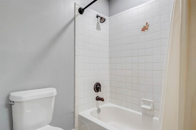 Building Photo - 611 Kenney St