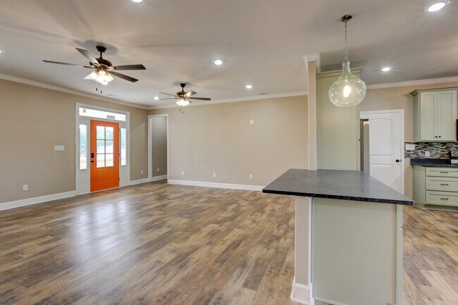 Building Photo - 135 Riverbend Dr