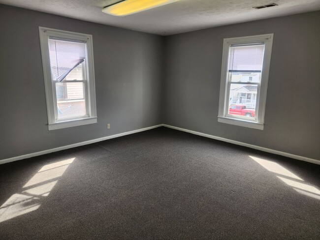 Building Photo - 621 E Main St