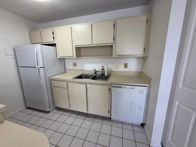 Building Photo - 645 Executive Center Dr