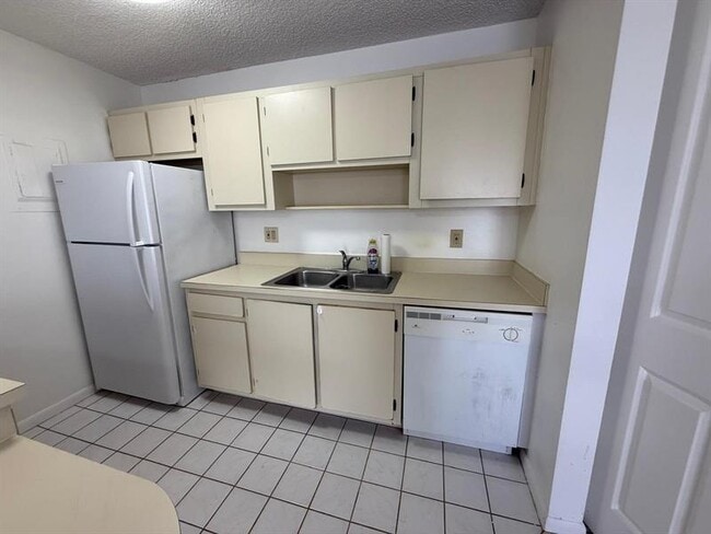 Primary Photo - 645 Executive Center Dr