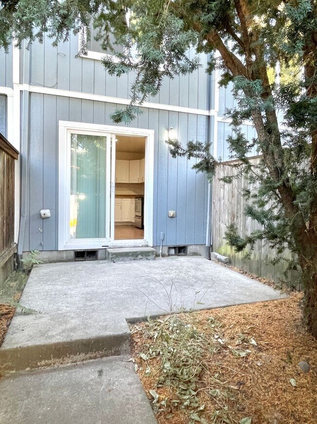 Building Photo - St. Johns Neighborhood Rowhouse with Detached Garage, Private Back Patio