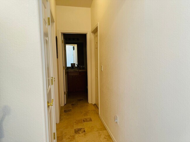 Building Photo - SHORT TERM RENTAL 3BD/2BA IN PRIVATE GATED...