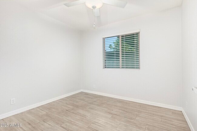 Building Photo - 1619 W Peoria Ave