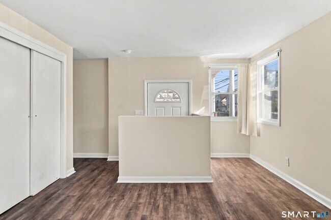 Building Photo - 68 1/2 Lexington Ave