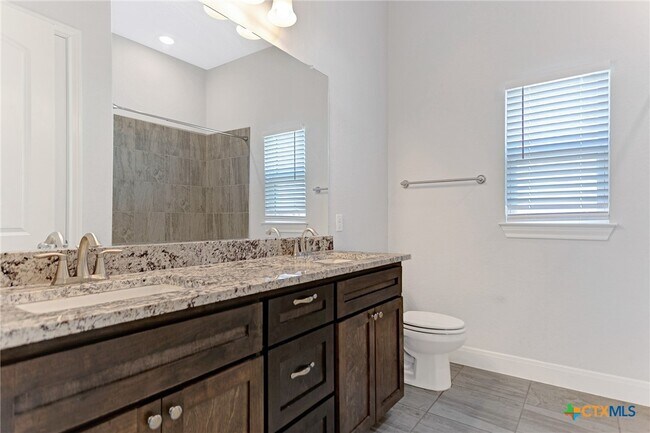 Building Photo - 620 Carriage House