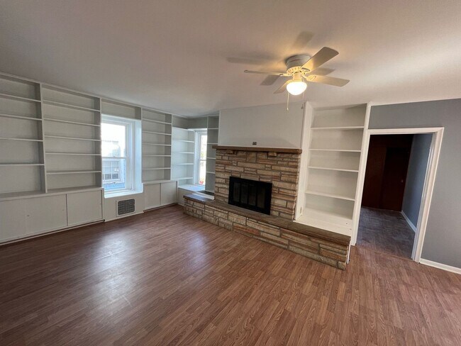 Building Photo - Adorable Newly Fixed Up Home!
