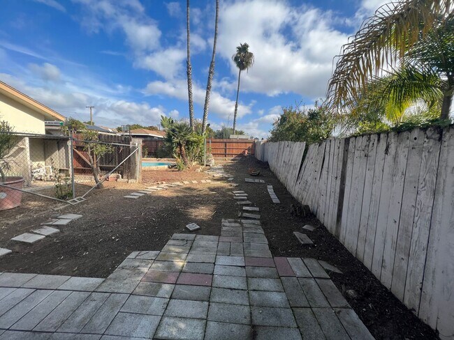 Building Photo - Large Home in Well Established Chula Vista Neighborhood