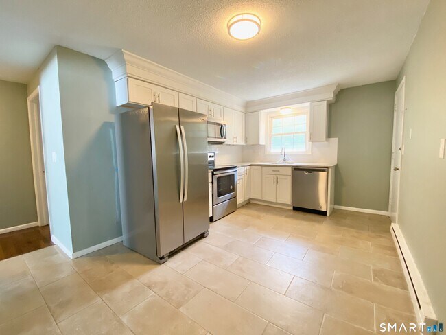 Building Photo - 24 College St